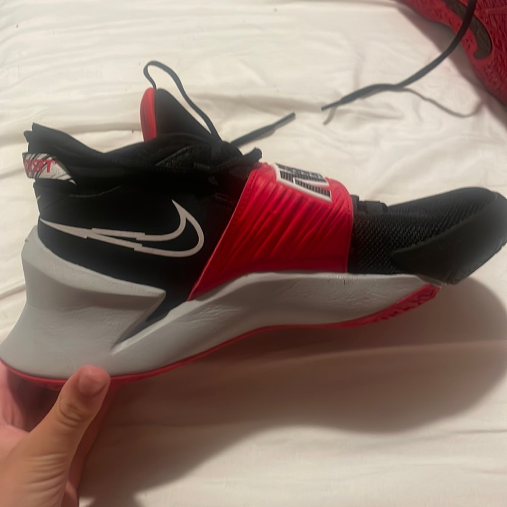 NEVER WORN NIKE BASKETBALL SHOES